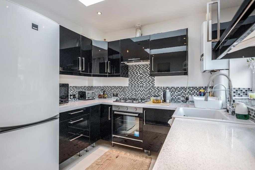 Spacious 5 Bed, 2 Bathrooms House With A Private Garden Semesterbostad