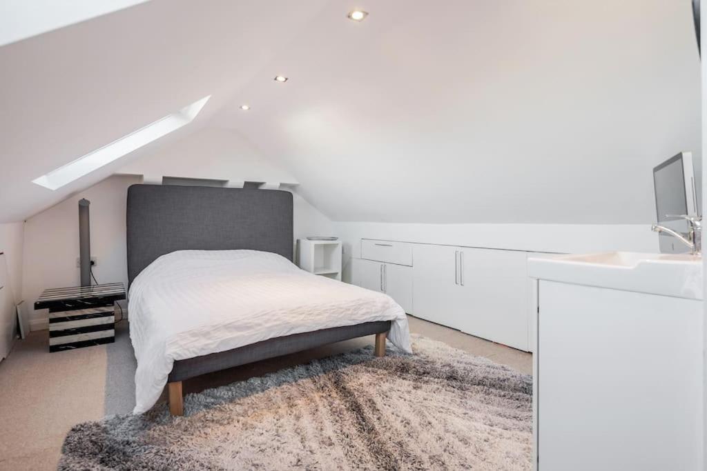 Spacious 5 Bed, 2 Bathrooms House With A Private Garden Semesterbostad London