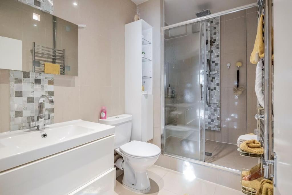 Spacious 5 Bed, 2 Bathrooms House With A Private Garden Semesterbostad *