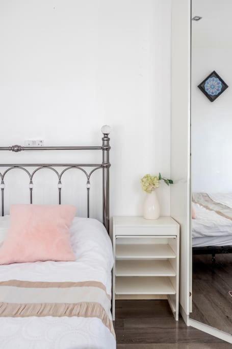 Spacious 5 Bed, 2 Bathrooms House With A Private Garden Semesterbostad *
