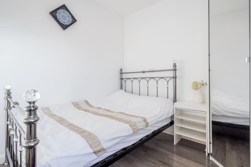 Spacious 5 Bed, 2 Bathrooms House With A Private Garden Semesterbostad *