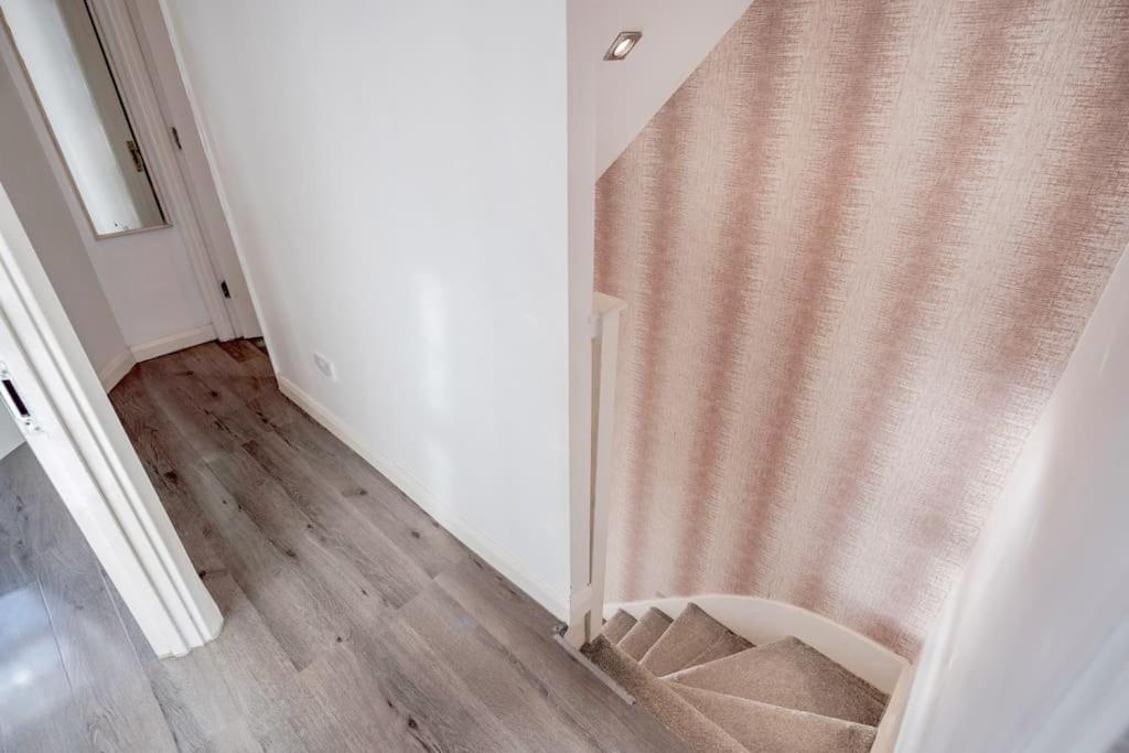 Spacious 5 Bed, 2 Bathrooms House With A Private Garden Semesterbostad London