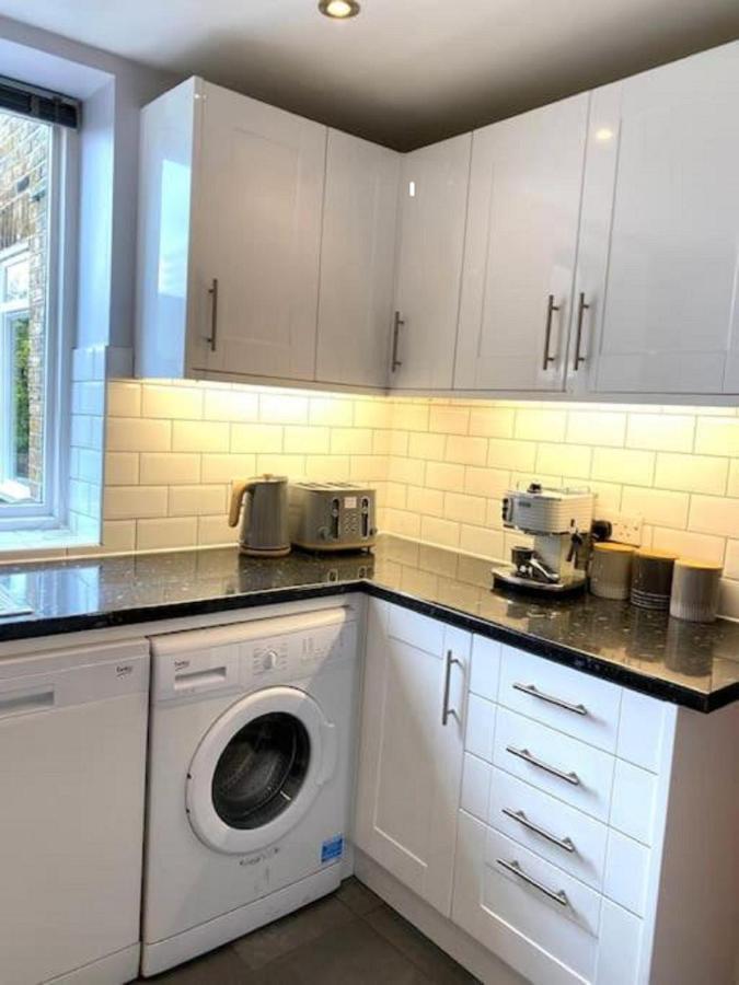 Lovely 1-bedroom Garden Flat In Acton * Londen