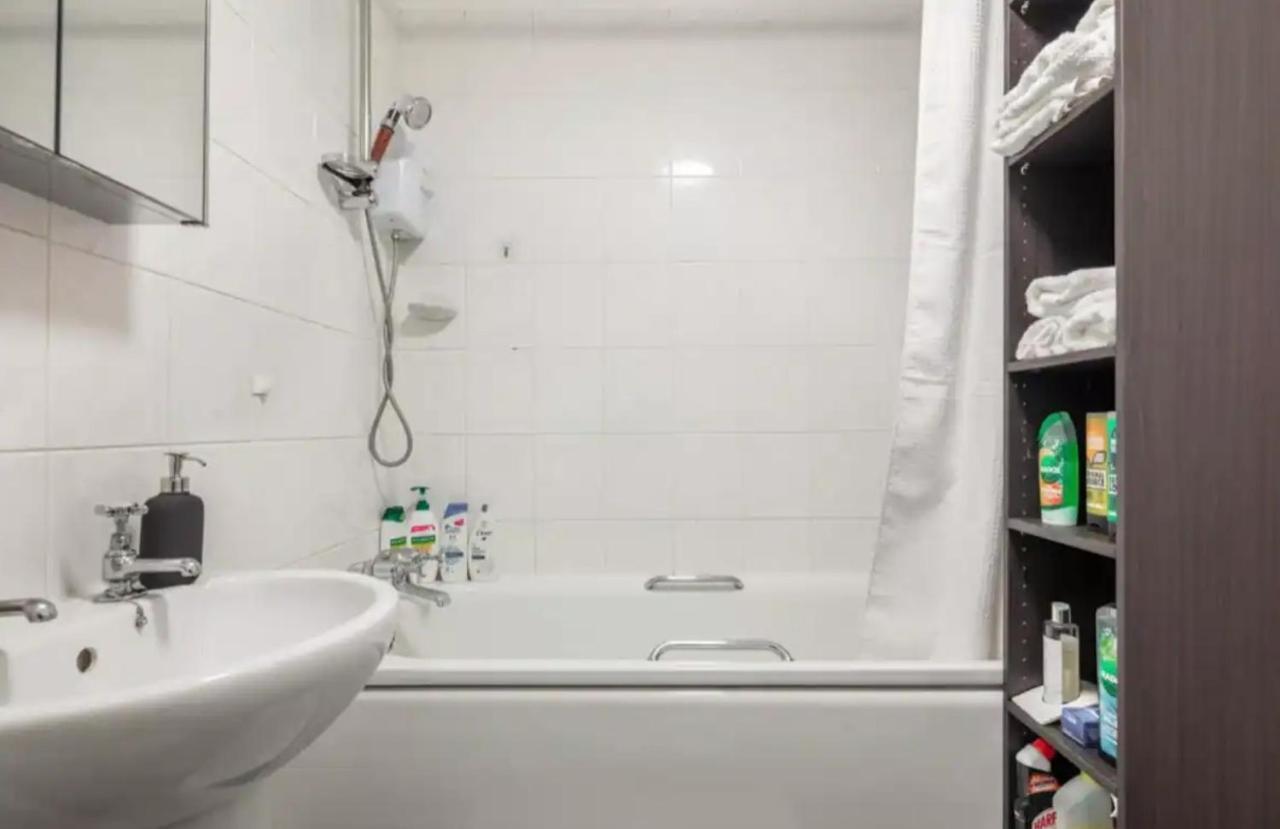 1 Bedroom Flat With Free Parking Appartement *