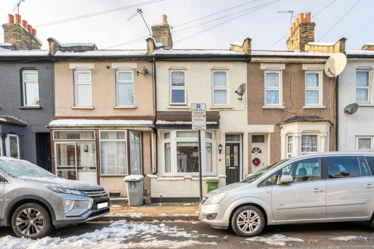 Semesterbostad 2 Bed Terraced House With Loft In Stratford