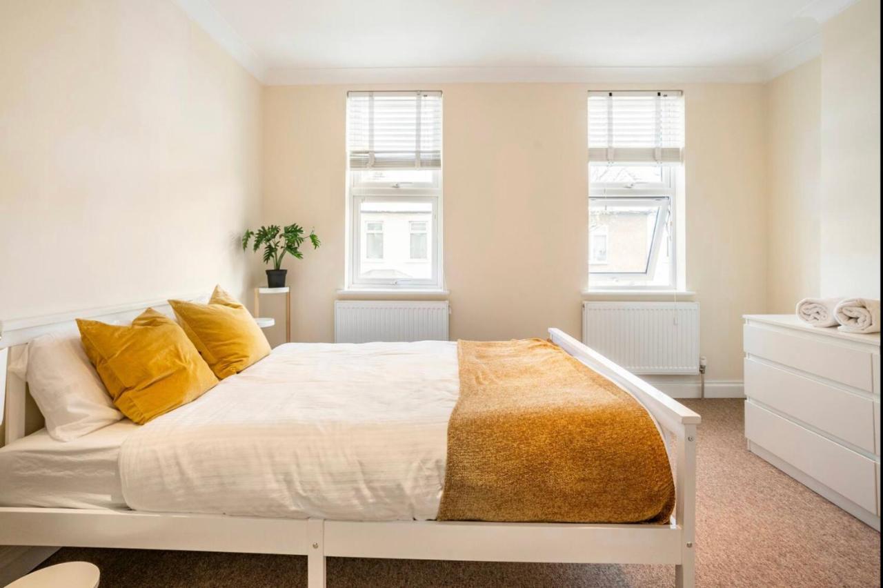 Semesterbostad 2 Bed Terraced House With Loft In Stratford *