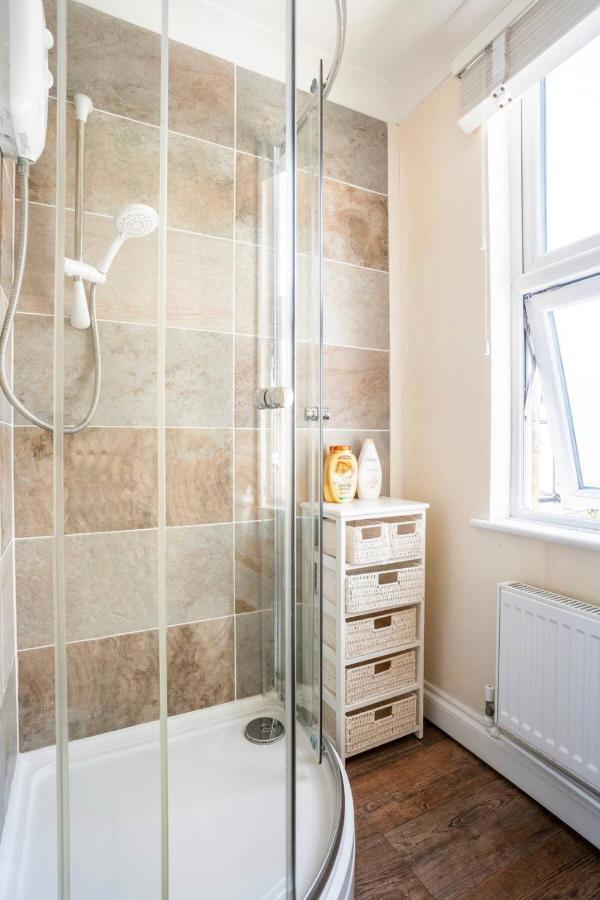 Semesterbostad 2 Bed Terraced House With Loft In Stratford