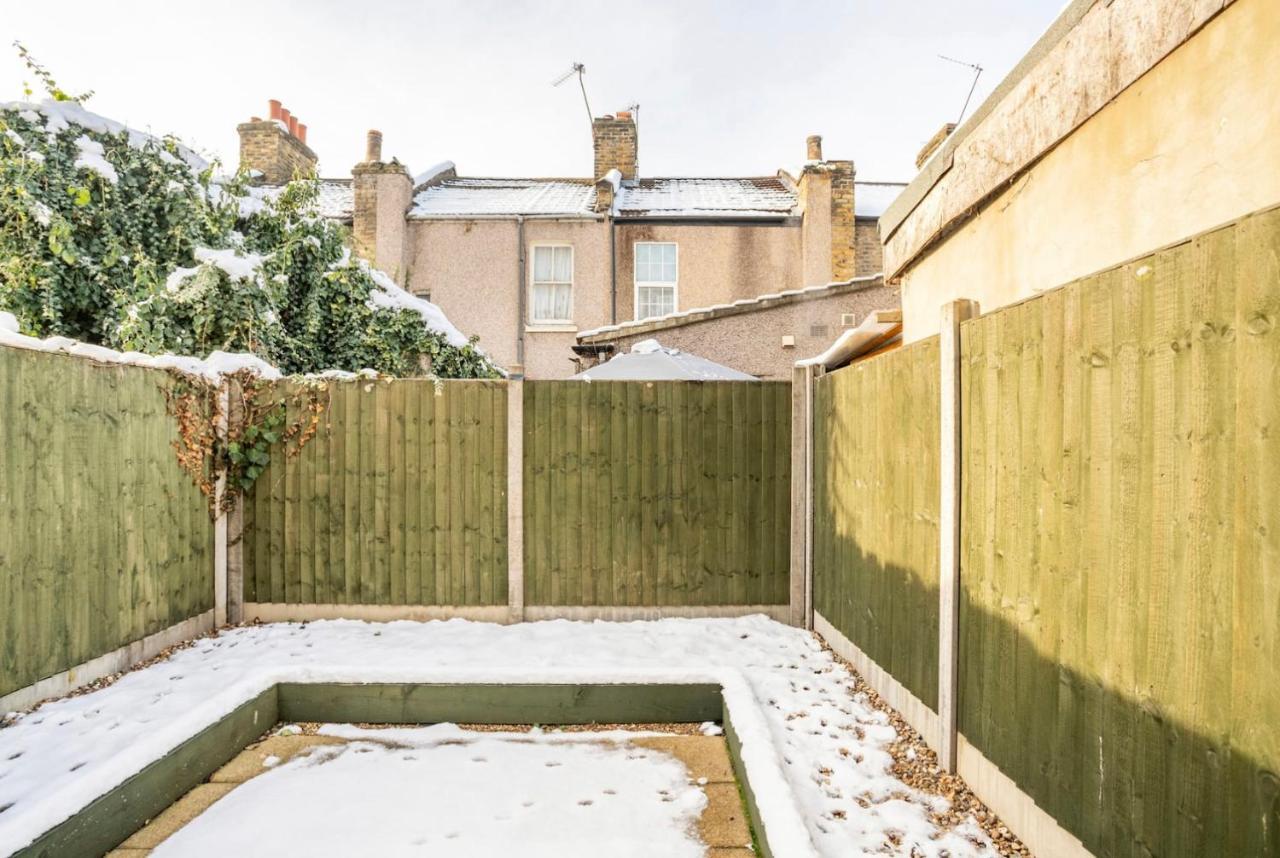 Semesterbostad 2 Bed Terraced House With Loft In Stratford