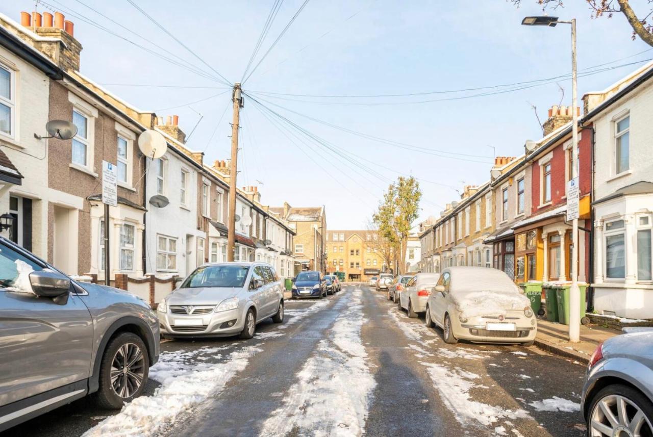 2 Bed Terraced House With Loft In Stratford Semesterbostad