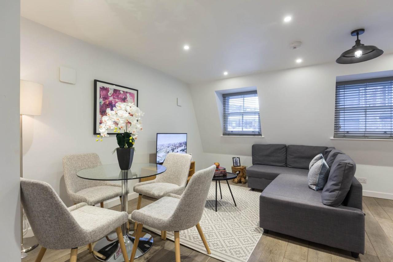 Urban Chic - Rathbone * London