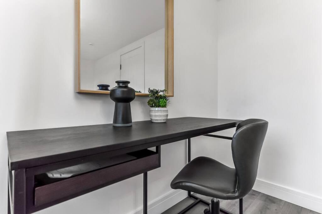 Hunky 3 Bedroom Flat In Hereward, Lejlighed