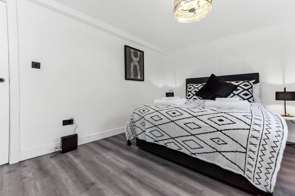 Hunky 3 Bedroom Flat In Hereward, Lejlighed London