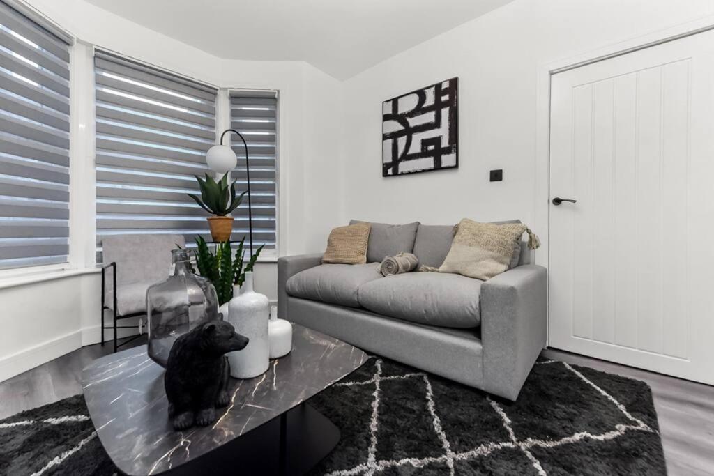 Hunky 3 Bedroom Flat In Hereward, Lejlighed London