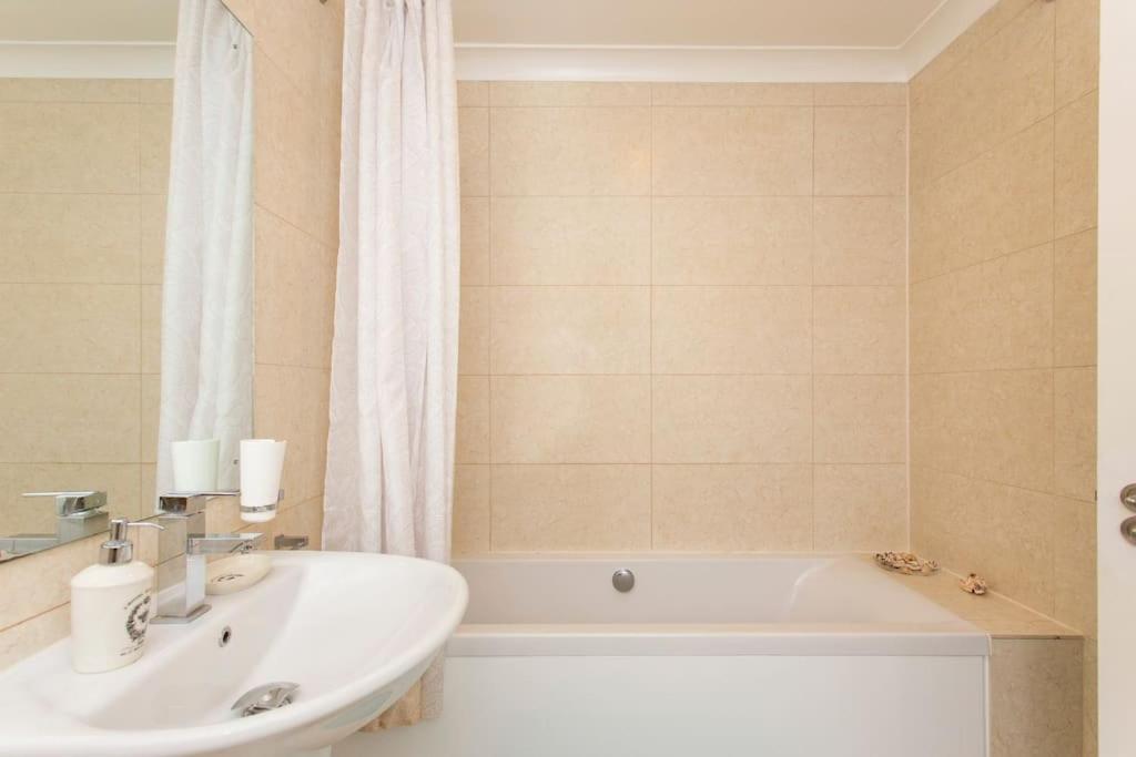 2 Bed Flat Near Westfield, West Appartement