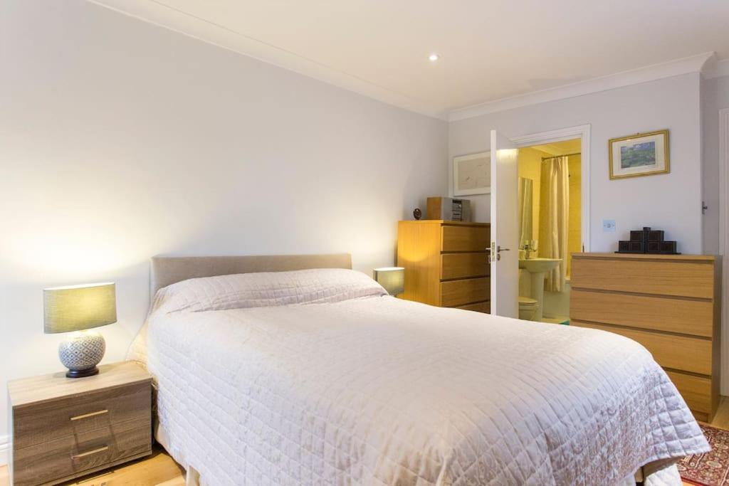2 Bed Flat Near Westfield, West * Londres