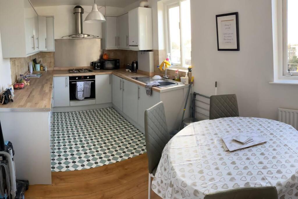 Lejlighed 3 Double Bedroomed Flat, Acton. London, Uk