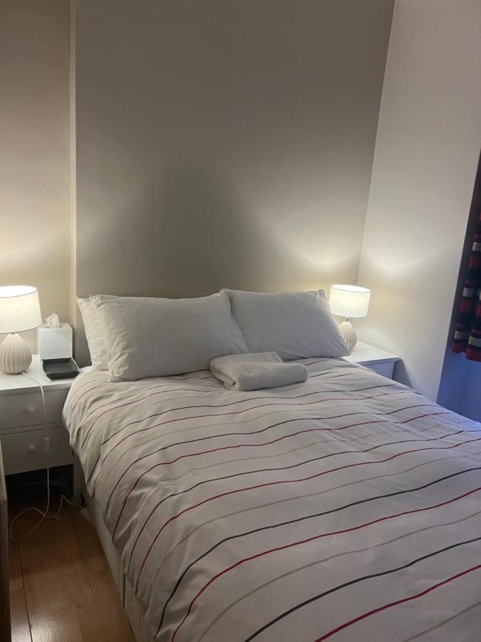 2 Bedroom Just Off Kings Road Apartment
