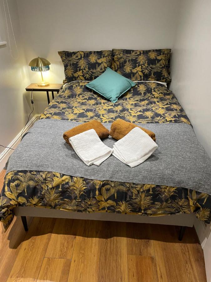2 Bedroom Chiswick Park Tube Station Appartement *