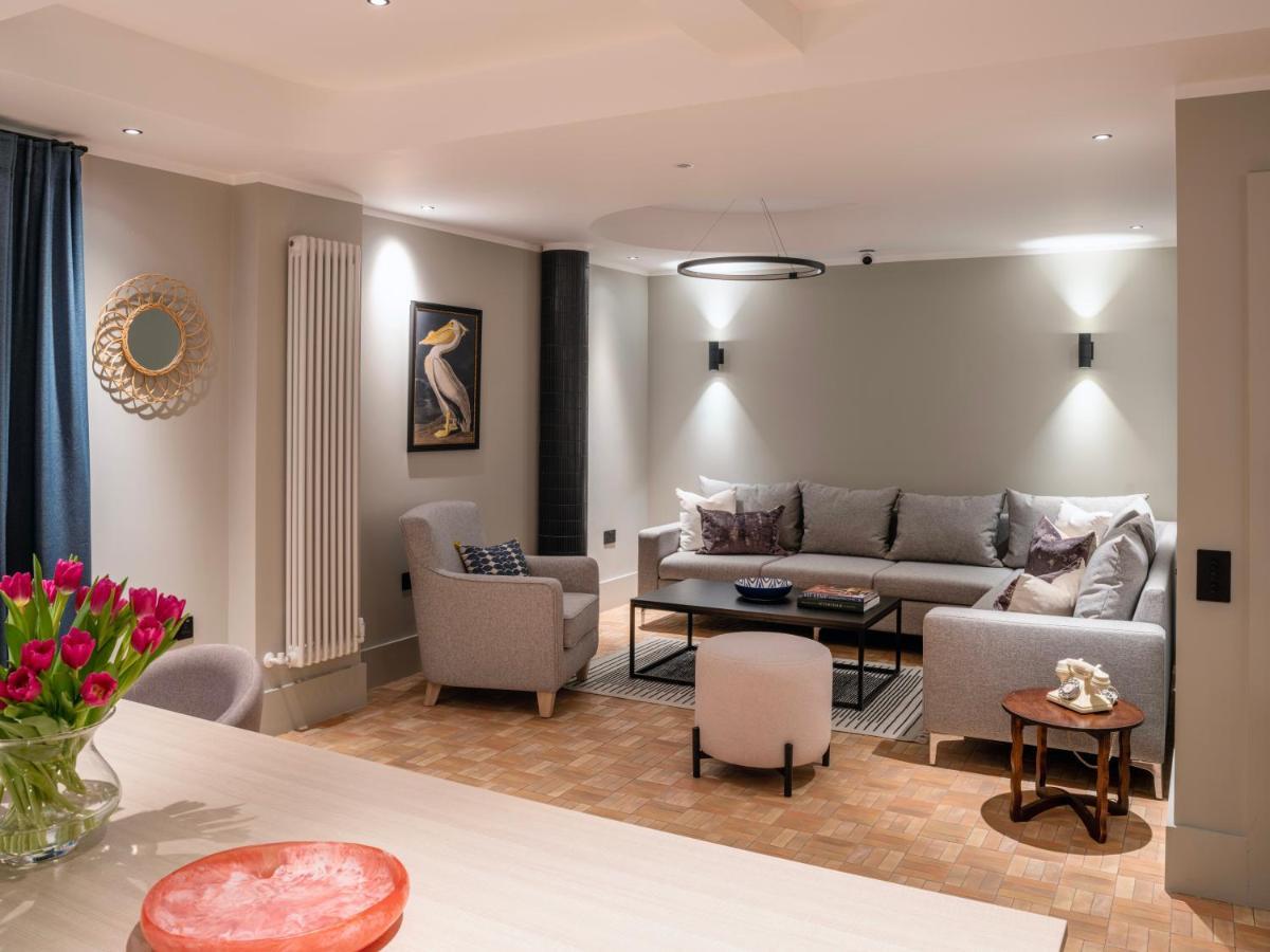 Stylish Studios, Southfields Station - Sk