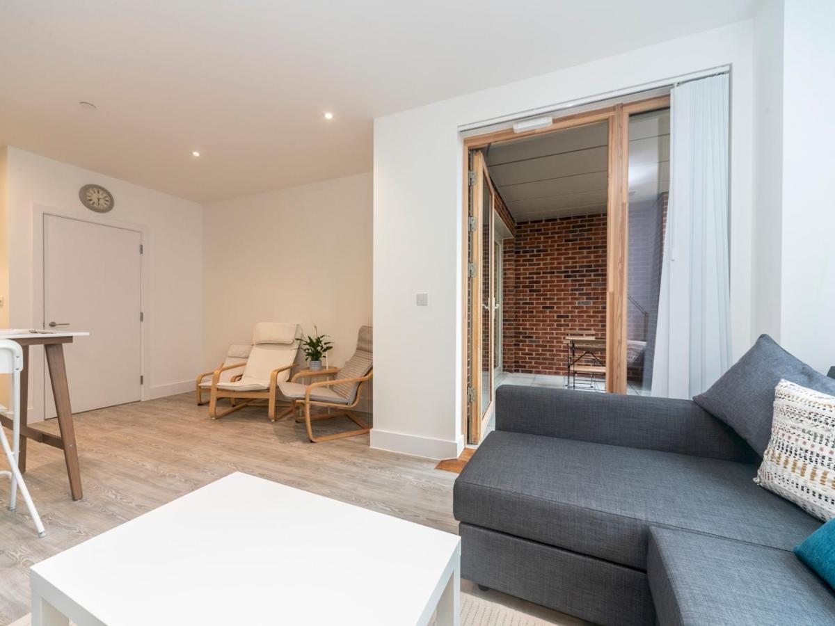 Pass The Keys Spacious Bright Flat 20 Mins To Apartment London