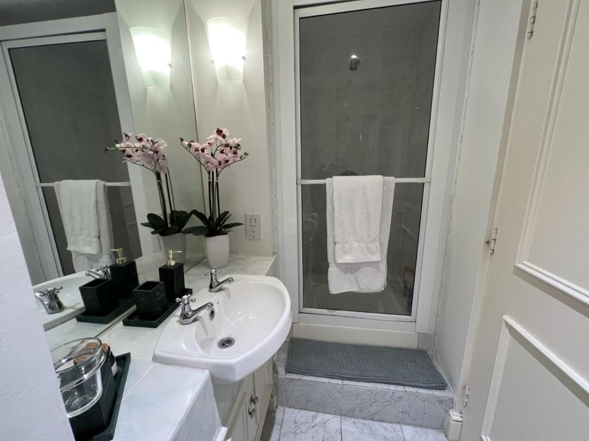 Alloggio in famiglia Double Bedroom With En-suite Bathroom In Chelsea - - Share Londra