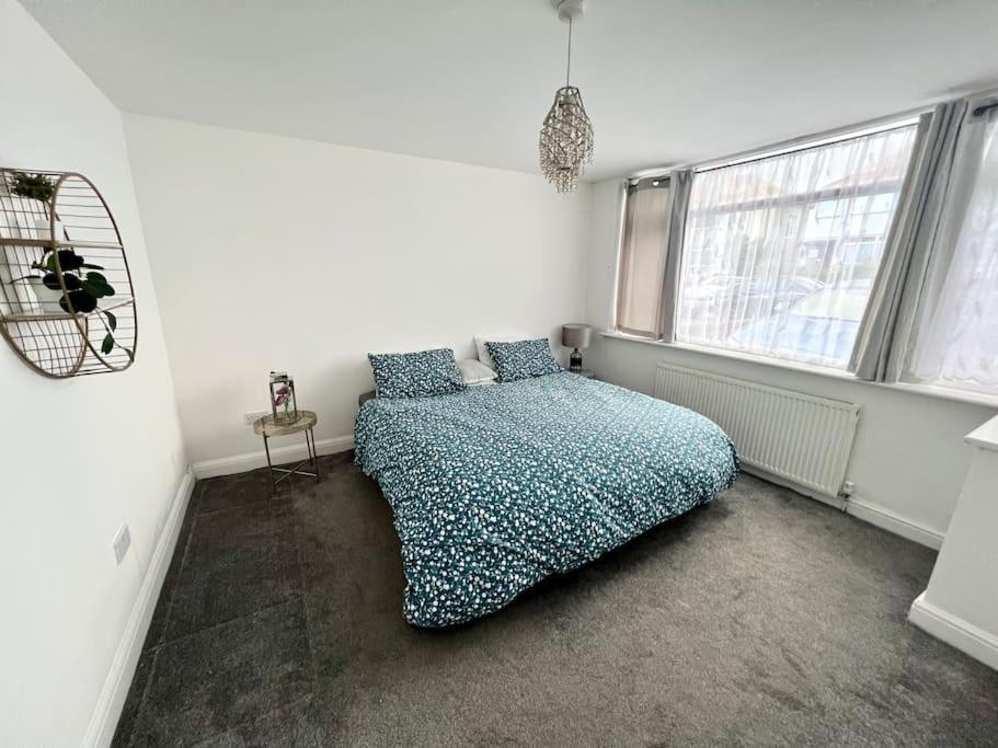 Holiday home Modern 2 Bed Close To Mall With Parking & Garden London