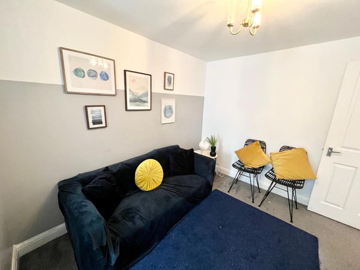 3 Cosy Homes Walking Distance To Mall With Parking Available To Book Separately 3 Bed House Or 1 Bed Or Holiday home *