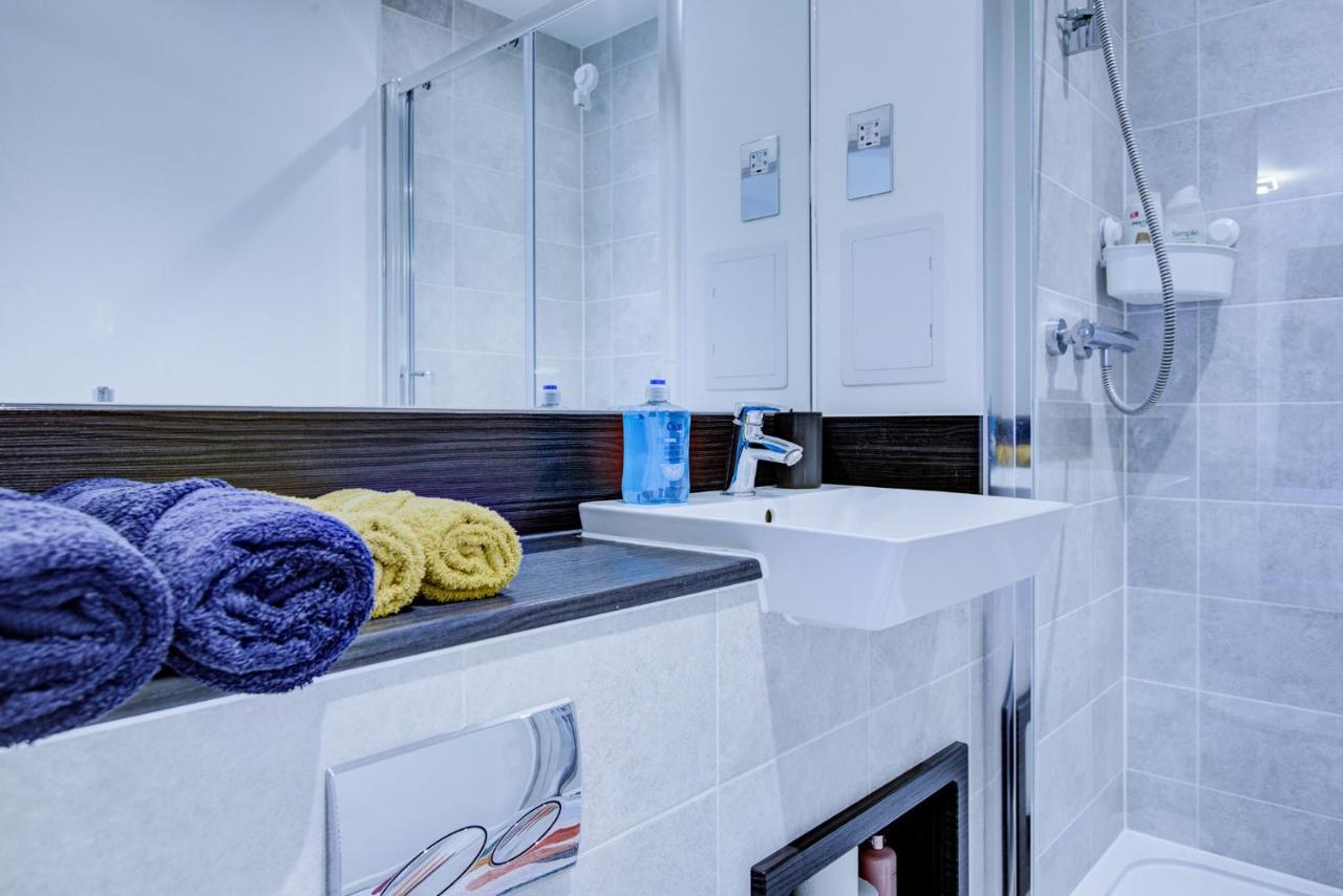 2 Bed 2 Bath Modern In East Acton Apartment London