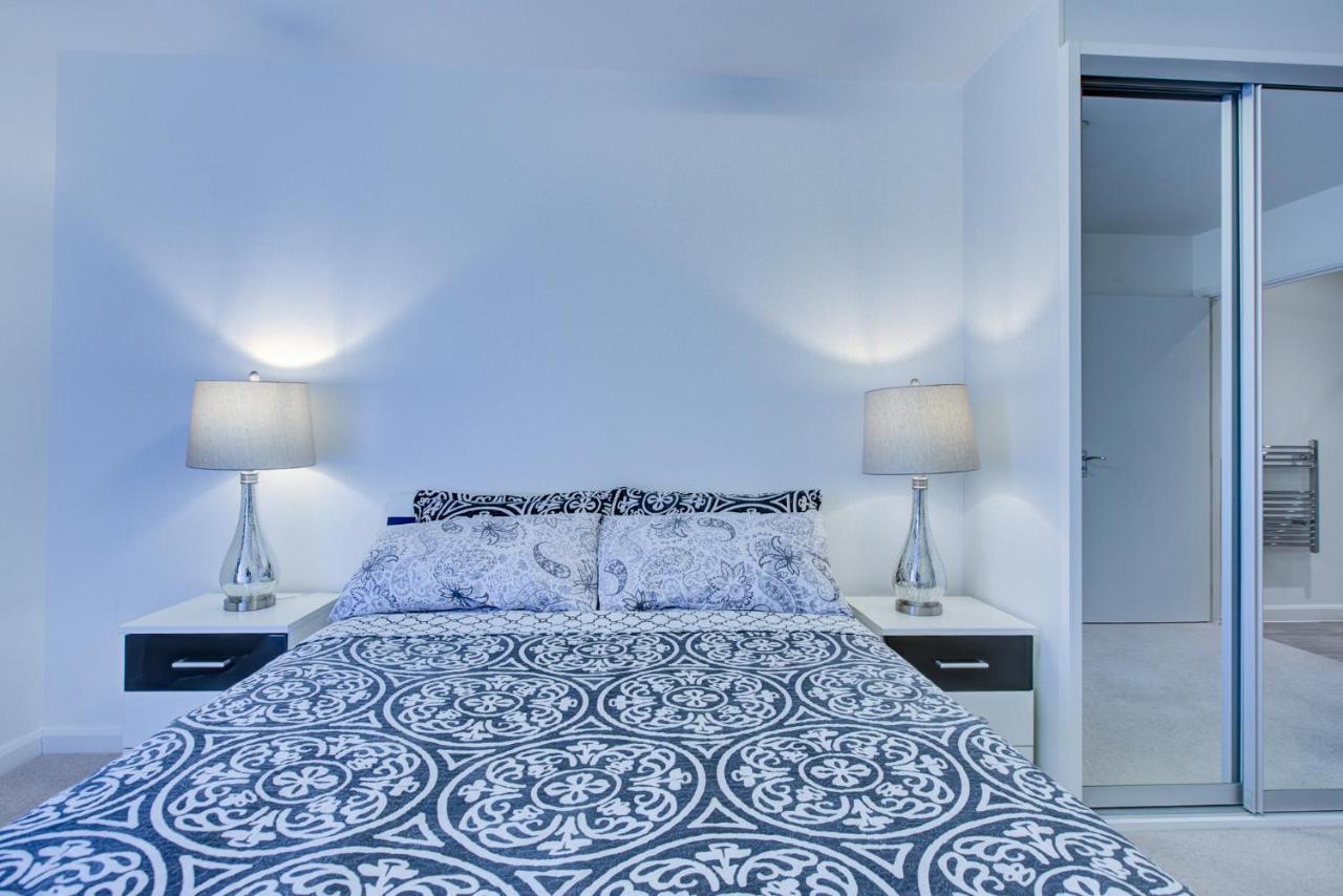 2 Bed 2 Bath Modern In East Acton Apartment London