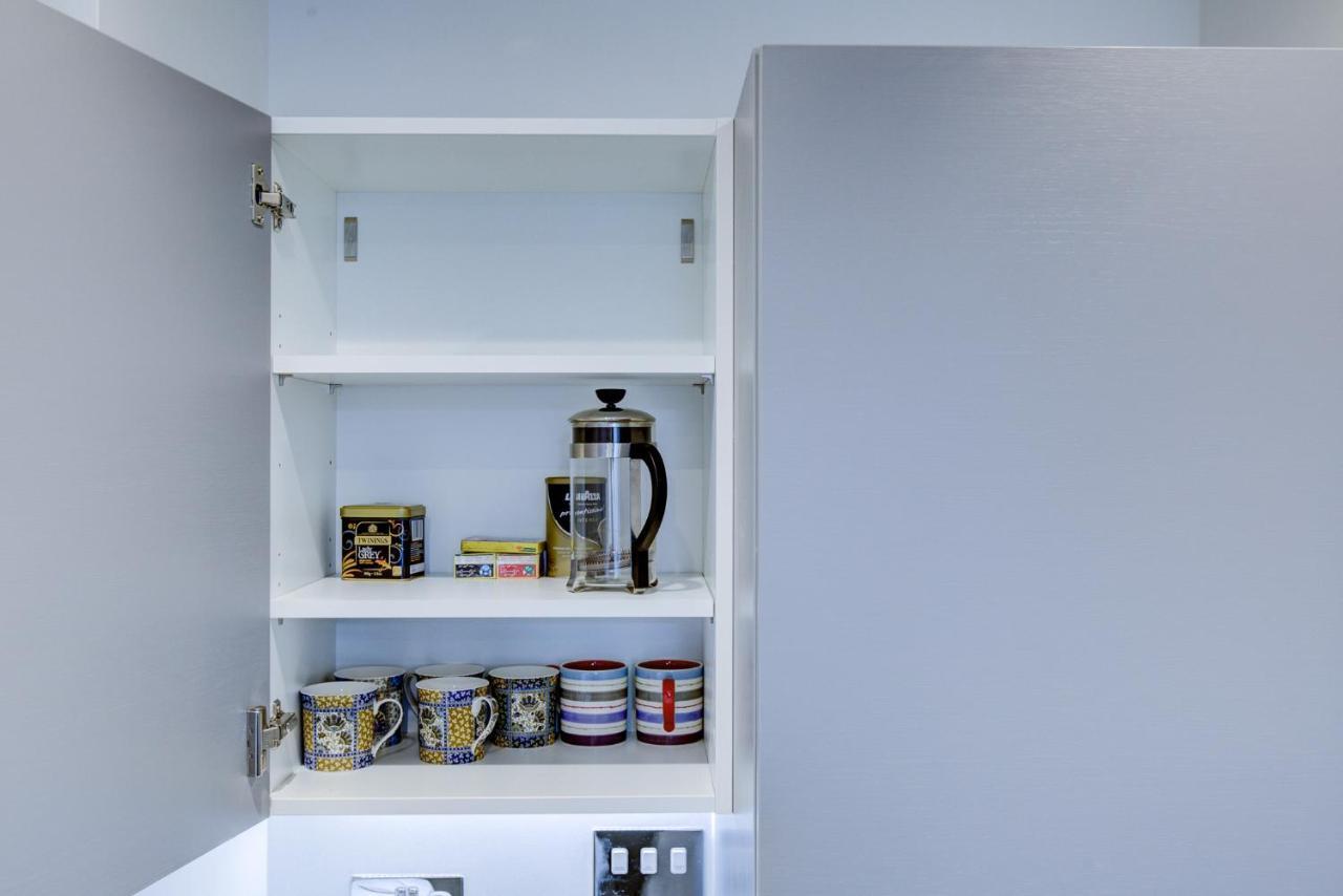 2 Bed 2 Bath Modern In East Acton London