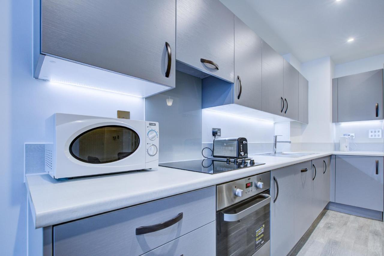 2 Bed 2 Bath Modern In East Acton London