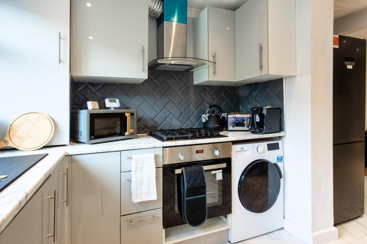 Amazing 3 Bedroom, 2 Bathroom, Ground Floor Flat With Garden, Near Train Station And Bus Stop Villa