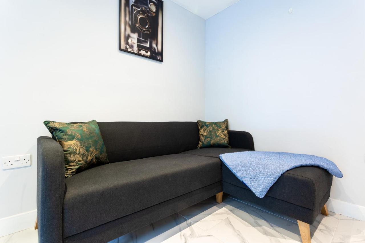 Amazing 3 Bedroom, 2 Bathroom, Ground Floor Flat With Garden, Near Train Station And Bus Stop Villa