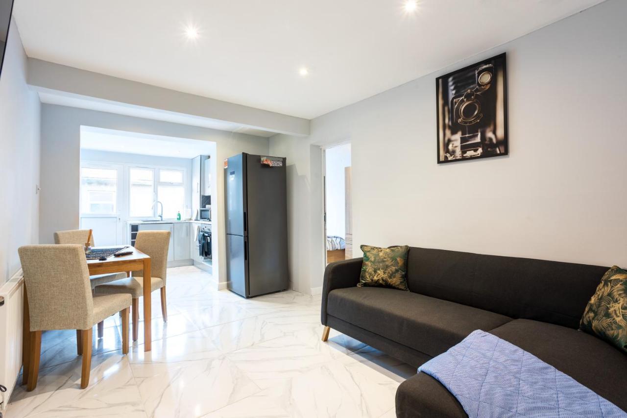 Villa Amazing 3 Bedroom, 2 Bathroom, Ground Floor Flat With Garden, Near Train Station And Bus Stop