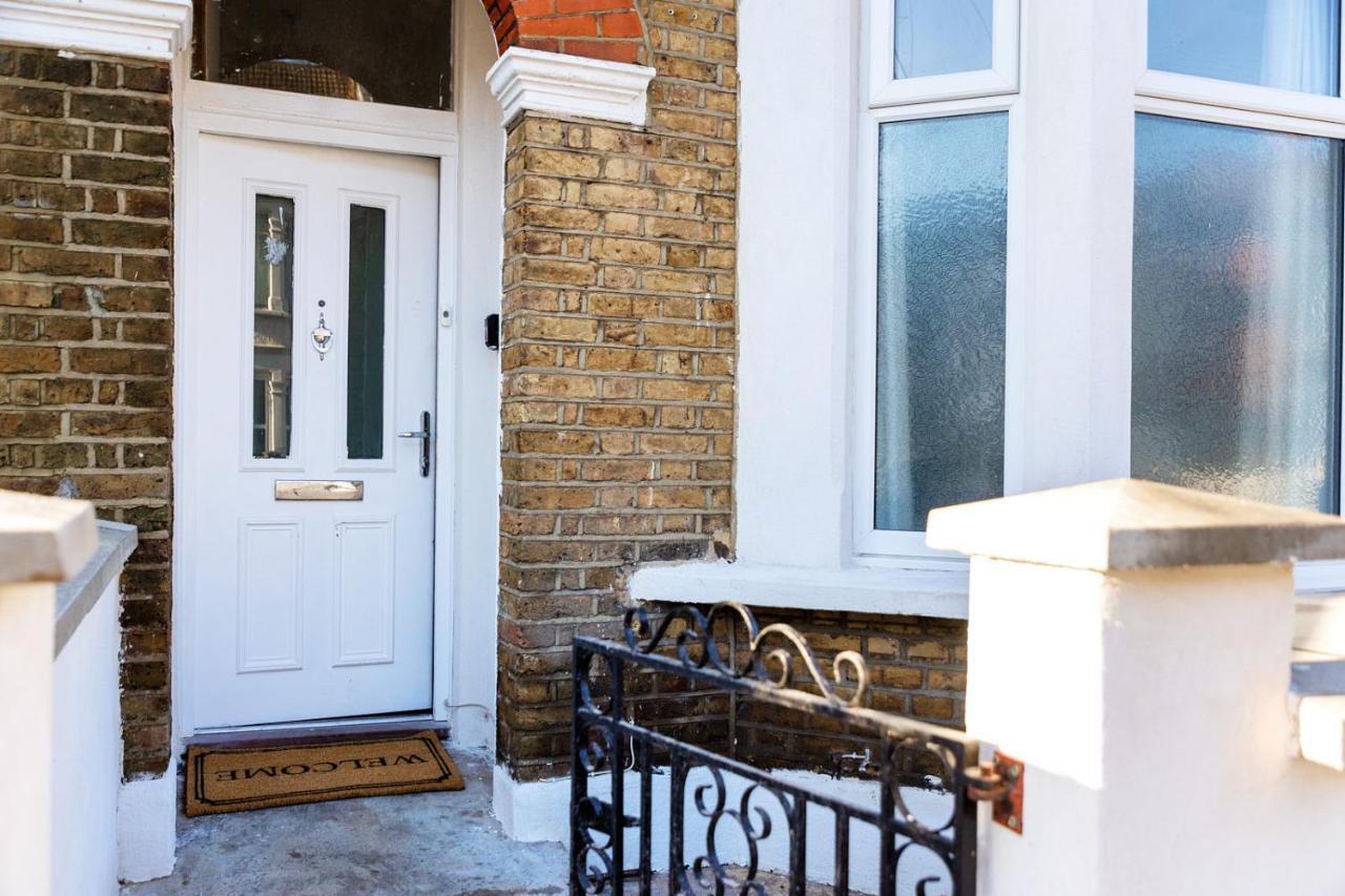 Amazing 3 Bedroom, 2 Bathroom, Ground Floor Flat With Garden, Near Train Station And Bus Stop Villa