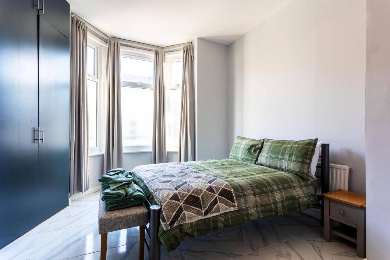 Amazing 3 Bedroom, 2 Bathroom, Ground Floor Flat With Garden, Near Train Station And Bus Stop Villa