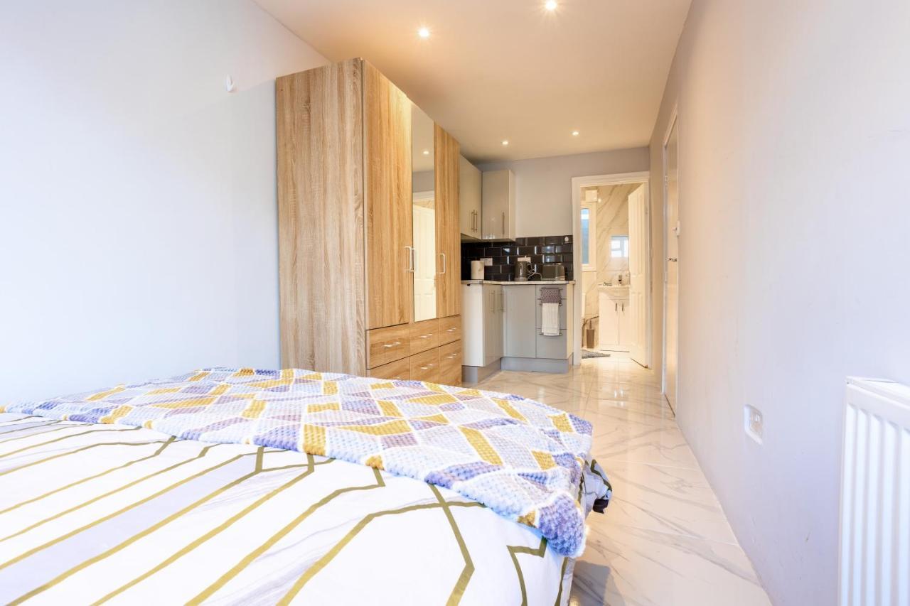 Villa Amazing 3 Bedroom, 2 Bathroom, Ground Floor Flat With Garden, Near Train Station And Bus Stop London