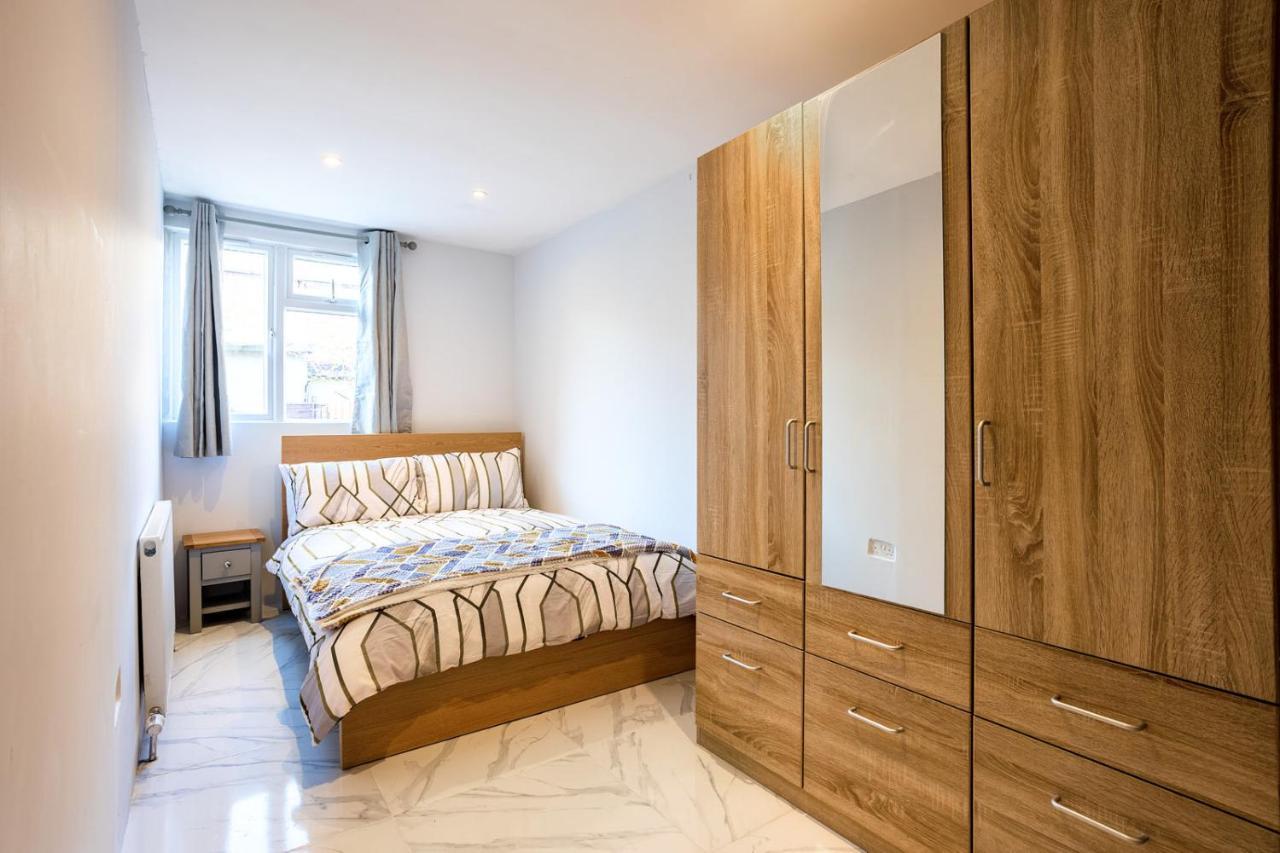 Amazing 3 Bedroom, 2 Bathroom, Ground Floor Flat With Garden, Near Train Station And Bus Stop Villa *