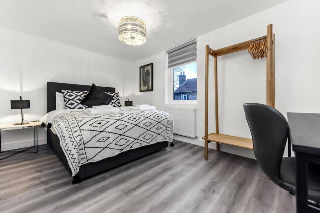 Hunky 3 Bedroom Flat In Hereward, Lejlighed *