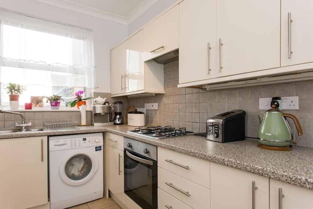 2 Bed Flat Near Westfield, West * Londres