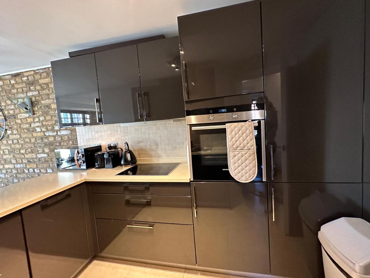Deluxe Penthouse Riverside View 2 Bedroom Flat With Lift - Old Industrial Factory Warehouse Lägenhet