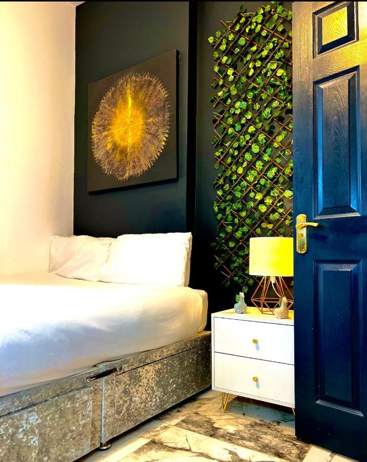 Duke And Duchess And - Private In Hot Tub Aparthotel London