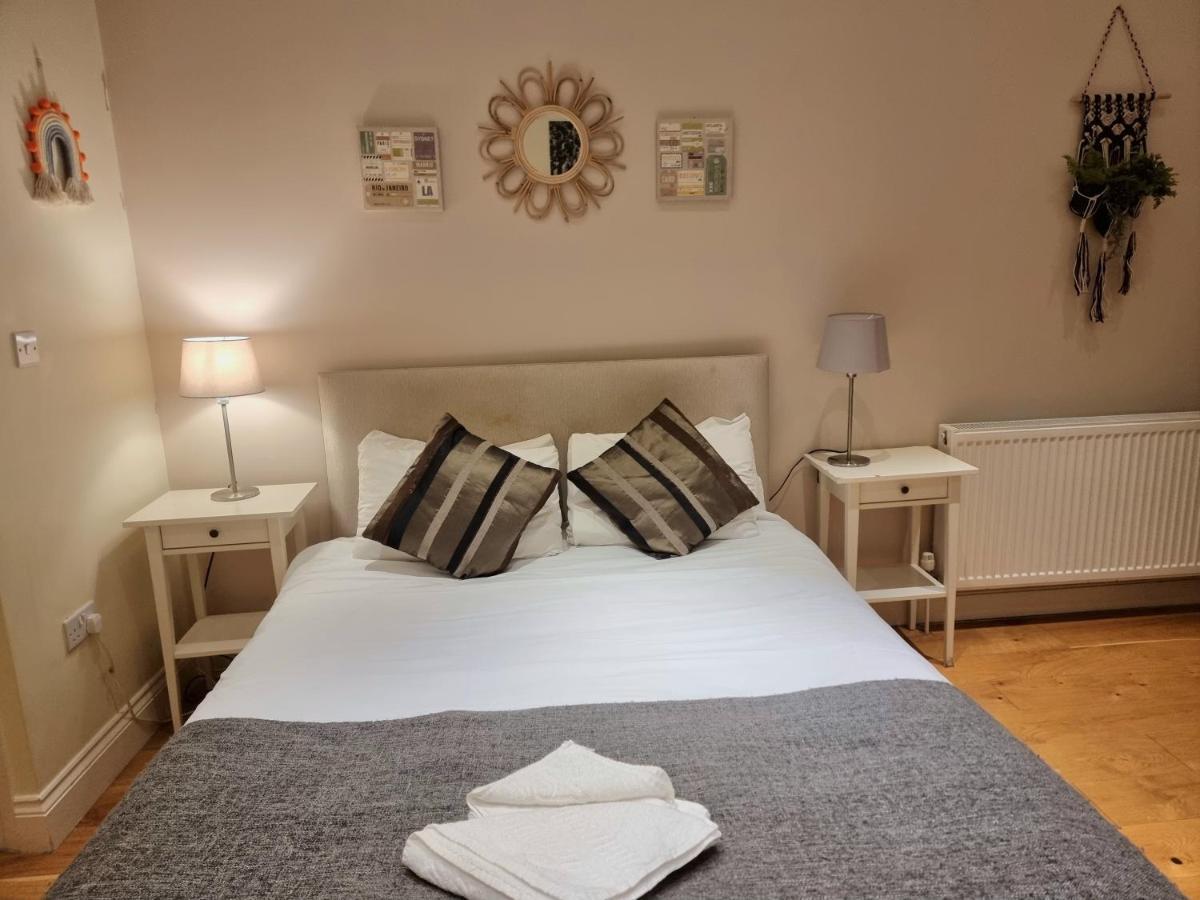 Apartment Oxford Gardens London