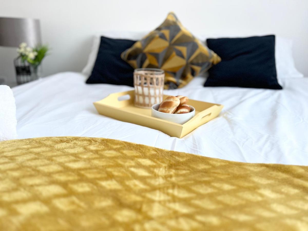 3 Cosy Homes Walking Distance To Mall With Parking Available To Book Separately 3 Bed House Or 1 Bed Or Holiday home *