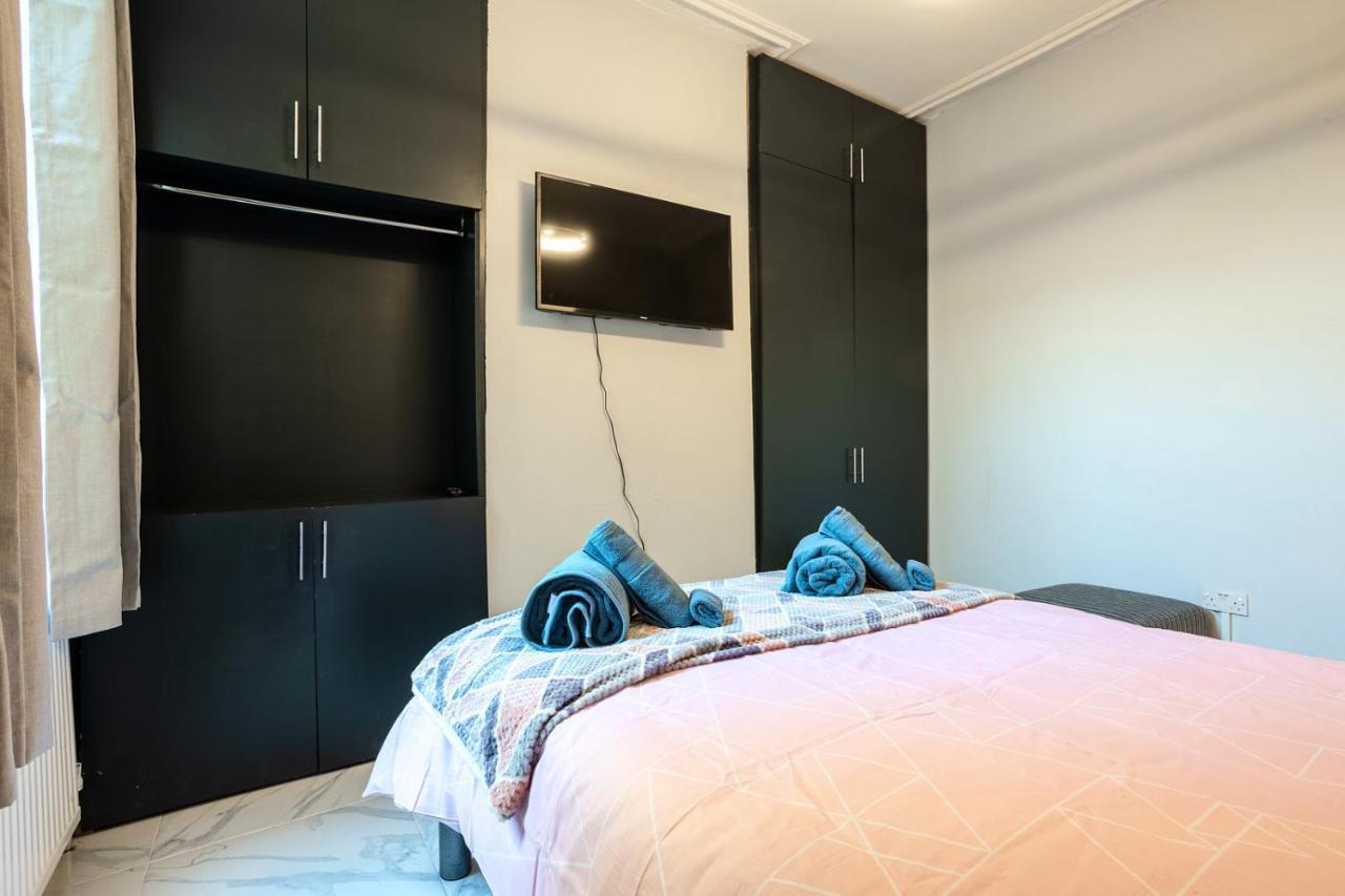 Amazing 3 Bedroom, 2 Bathroom, Ground Floor Flat With Garden, Near Train Station And Bus Stop Villa *