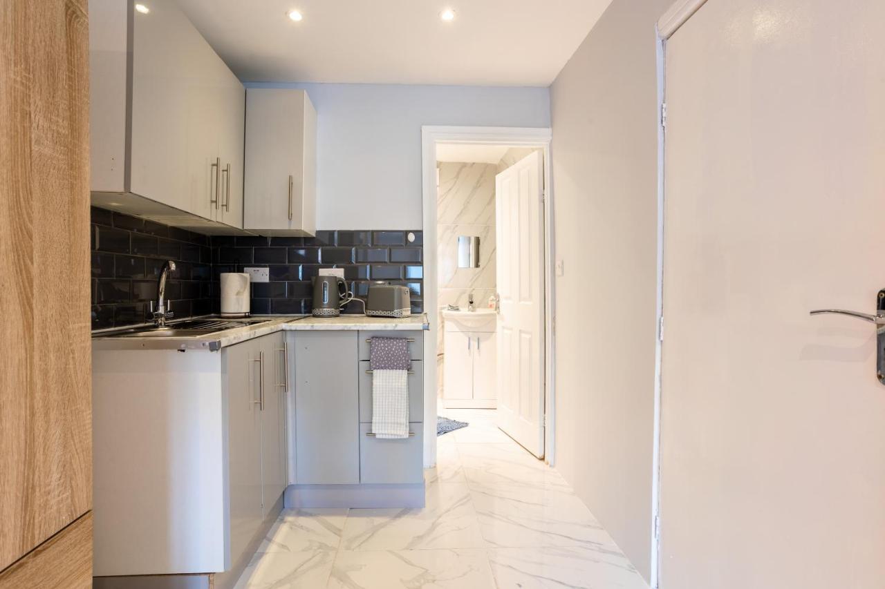 Amazing 3 Bedroom, 2 Bathroom, Ground Floor Flat With Garden, Near Train Station And Bus Stop Villa London