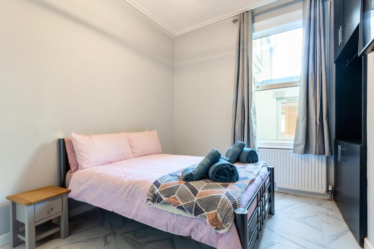 Amazing 3 Bedroom, 2 Bathroom, Ground Floor Flat With Garden, Near Train Station And Bus Stop *