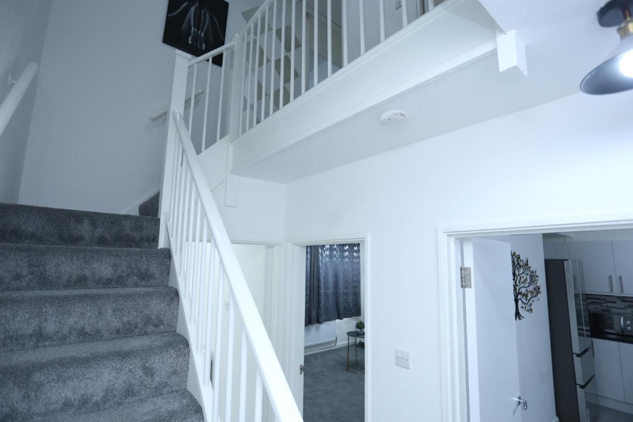 Apartment Abbeywood Station House London