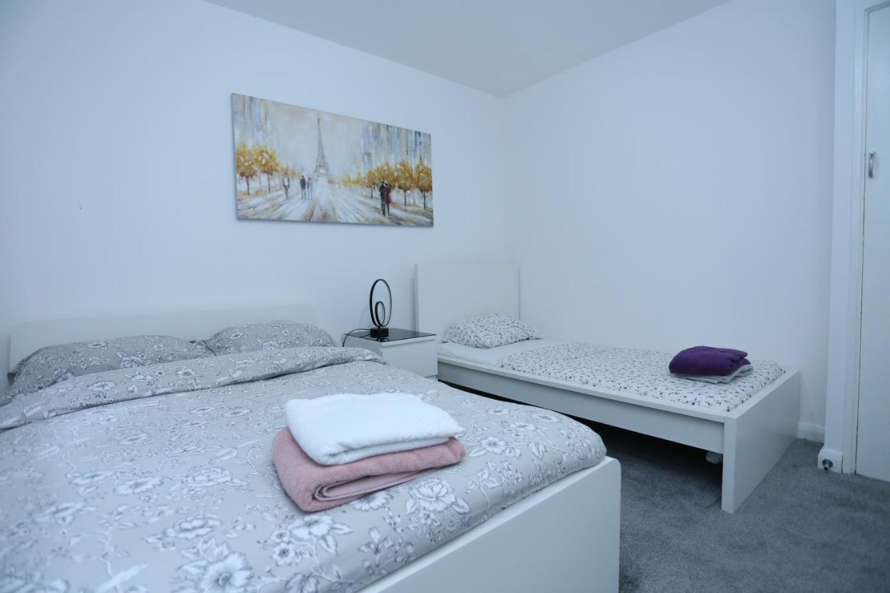 Apartment Abbeywood Station House London