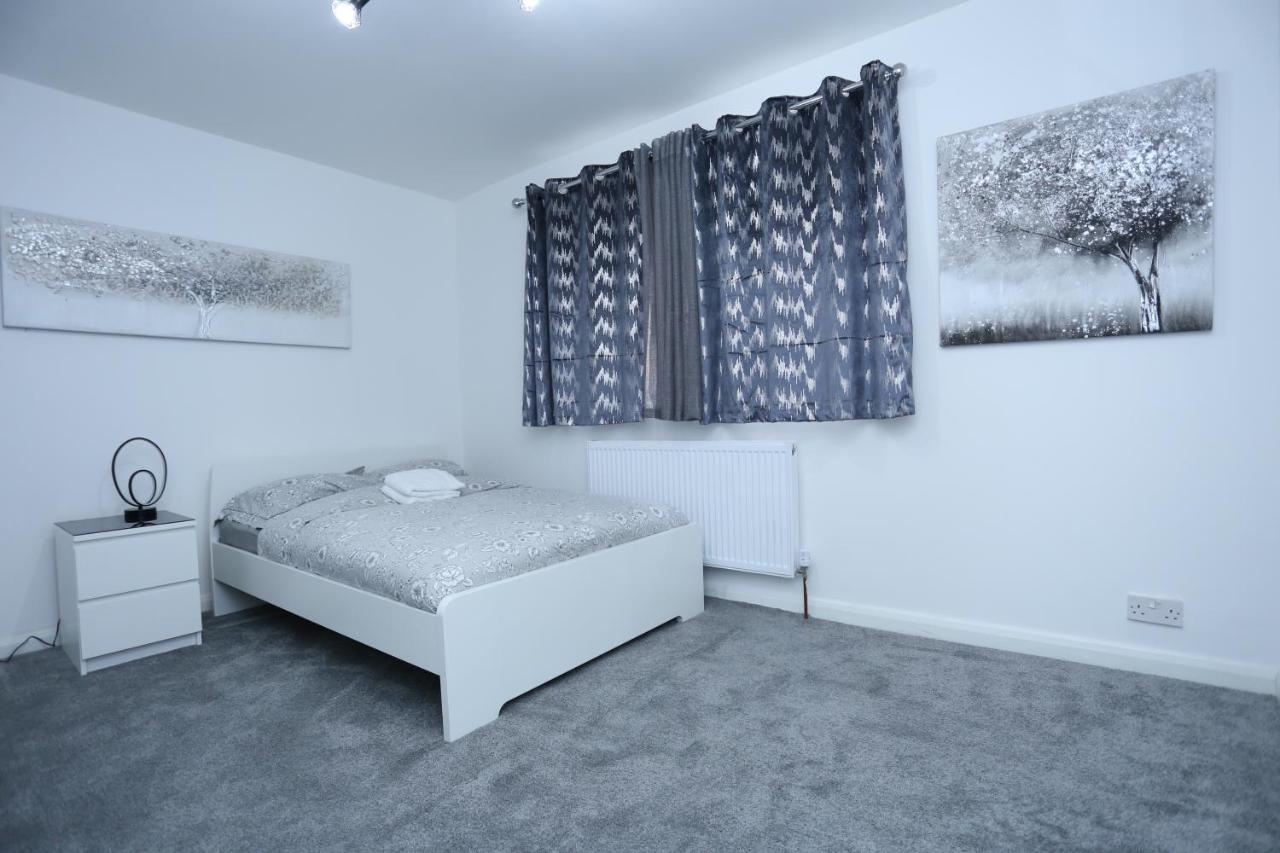 Apartment Abbeywood Station House